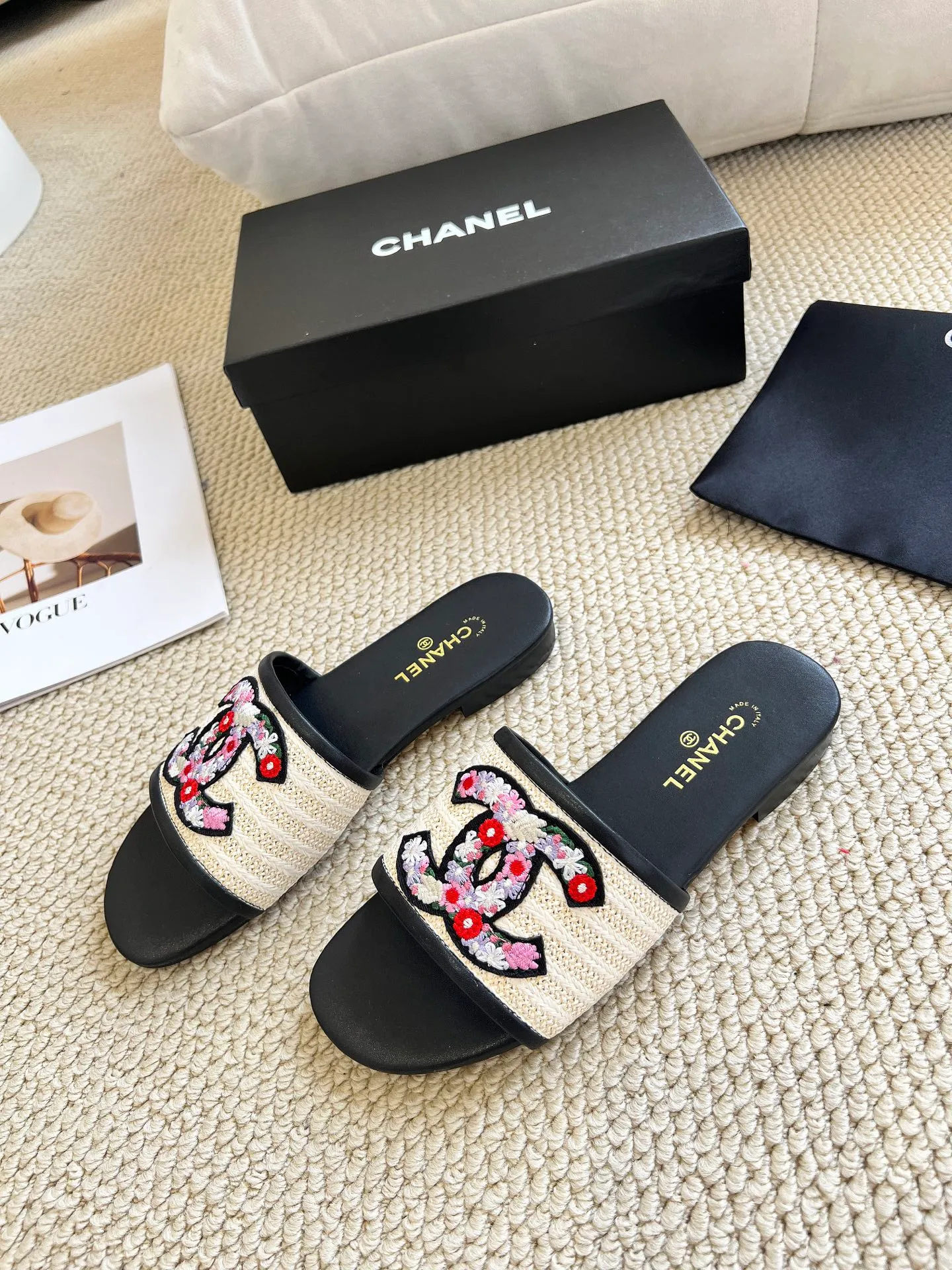 👟👟Ex-factory price 340👟👟 Genuine leather sole +30 CHANEL, the upper uses three-dimensional electric embroidery technology, the upper foot is comfortable, soft and breathable, must-have size 35-43 every day, leather sole +30